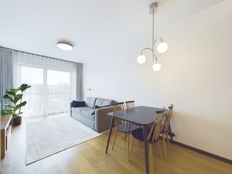 Oda 2 apartment: living room with dining table